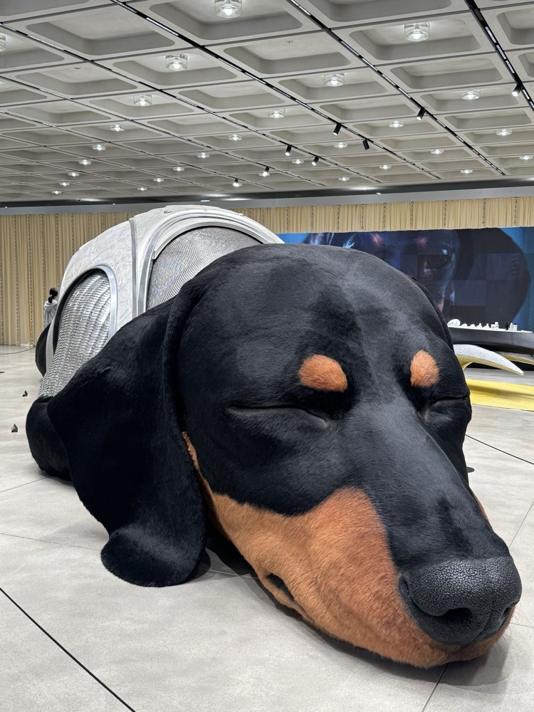 Instalación del perro gigante en Gentle Monster Haus Dosan, Seúl.