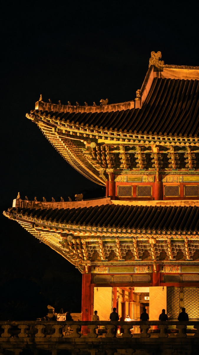 Palacio de Seúl iluminado de noche — arquitectura y patrimonio coreano.